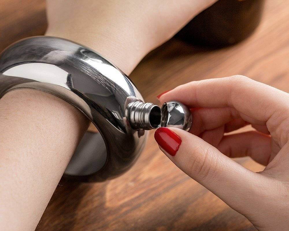 Bracelet-hip-flask-2in1.jpg